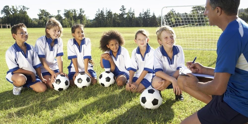 Pourquoi les enfants devraient-ils être encouragés à jouer au football?